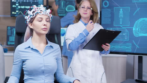Frau-Sitzt-Auf-Einem-Stuhl-Mit-Gehirnwellen-Scanner-Headset