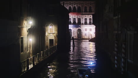Boat-sailing-along-the-canal-in-Venice-at-night