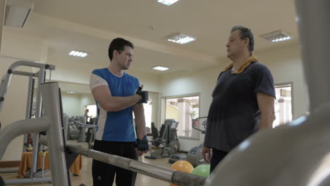 Gym-instructor-giving-consultation-to-a-man