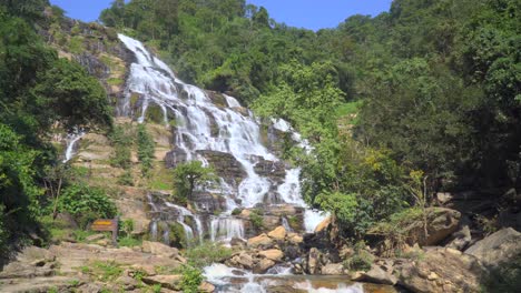 Majestätische-Schönheit-Des-Wasserfalls