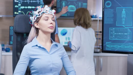 Paciente-Femenina-Sentada-En-Una-Silla-Y-Usando-Sensores-De-Actividad-Cerebral.