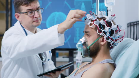 Arzt-In-Einer-Modernen-Einrichtung-Für-Hirnforschung-Mit-Blick-Auf-Ein-Tablet