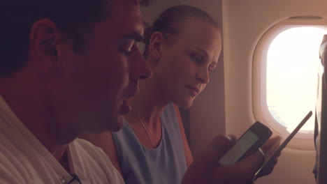 Junge-Leute-Benutzen-Tablet-PC-Und-Handy-Im-Flugzeug