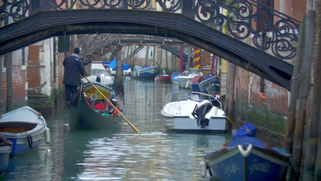 Gondola-with-tourists-sailing-on-Venetian-canal