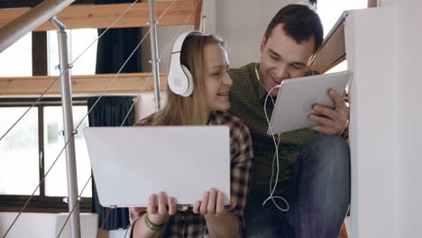 Man-and-woman-relaxing-with-music-at-home