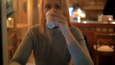 Frau-Benutzt-Pad-Und-Trinkt-Tee-Im-Café