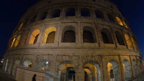 Coliseo-Iluminado-En-Roma-Por-La-Noche