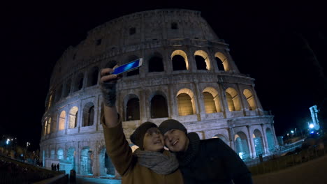 Selfie-Von-Touristen-Vor-Dem-Kolosseum-Bei-Nacht