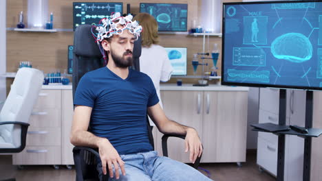 Patient-Mit-Gehirnwellen-Scanning-Headset,-Das-Die-Augen-Schließt