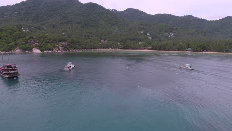 Tropical-Beach-near-Boats
