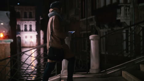 Walking-in-night-Venice-and-taking-pictures-with-pad