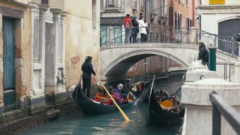Touristenfahrt-Mit-Der-Gondel-In-Venedig