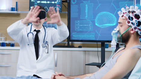 Doctor-En-Un-Centro-De-Neurociencia-Usando-Gafas-De-Realidad-Virtual.