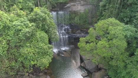 Wasserfall-Im-Bezaubernden-Dschungel