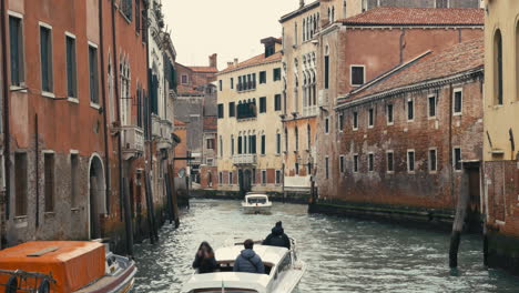 Tráfico-En-Movimiento-En-Canales-De-Agua-En-Venecia-Italia