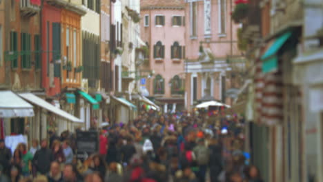 Crowd-of-people-walking-along-Venetian-street