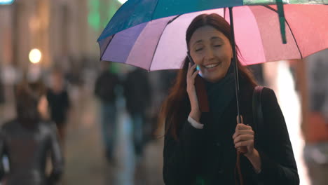 Junge-Frau-Mit-Regenschirm-Telefoniert