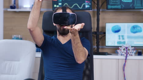 Mann-Mit-Virtual-Reality-Brille-In-Einem-Neurowissenschaftlichen-Labor
