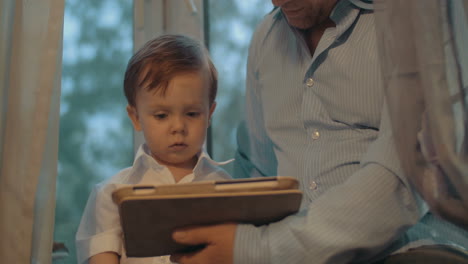 Vater-Und-Kleiner-Sohn-Nutzen-Zu-Hause-Einen-Tablet-Computer