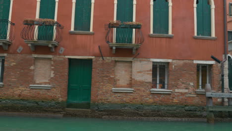 Blick-Auf-Venedig-Mit-Seinen-Kanälen-Und-Der-Vintage-Architektur