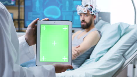 Patient-talking-with-doctor-and-wearing-brainwaves-scanning-headset