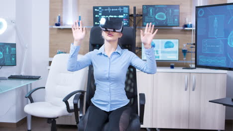 Mujer-Joven-Usando-Gafas-De-Realidad-Virtual-En-Un-Laboratorio-De-Neurología.
