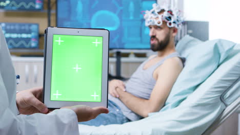Arzt-In-Einer-Klinik-Für-Neurologie-Hält-Tablet-Mit-Grünem-Bildschirm