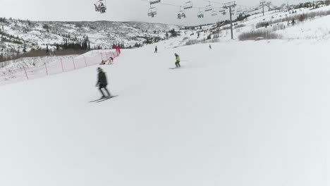 Esquiadores-Disfrutando-De-Una-Emocionante-Aventura-De-Esquí