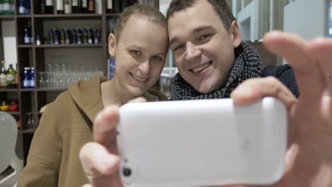 Schönes-Paar-Im-Café,-Das-Selfie-Macht