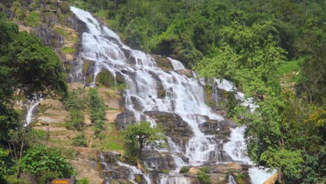 Majestätische-Schönheit---Wasserfall-Nam-Tok-Mae-Ya