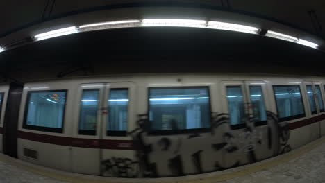Dos-Trenes-Saliendo-De-La-Estación-De-Metro