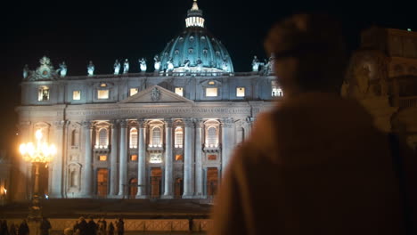 Nachtansicht-Der-Petersbasilika-In-Der-Vatikanstadt