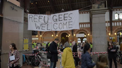 Banner-Zur-Begrüßung-Von-Flüchtlingen,-Aufgehängt-An-Einer-Wohltätigkeitssammelstelle-Im-Kopenhagener-Bahnhof
