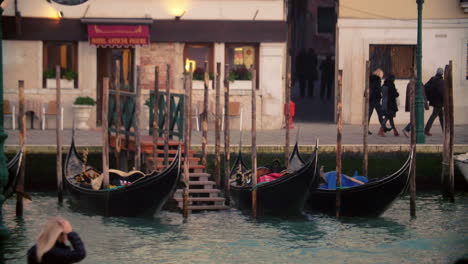 Zeitraffer-Des-Wassertransports-Und-Der-Menschen-In-Venedig