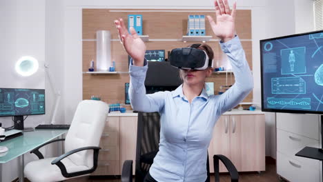 Wissenschaftlerin-In-Einem-Forschungslabor-Mit-Virtual-Reality-Brille