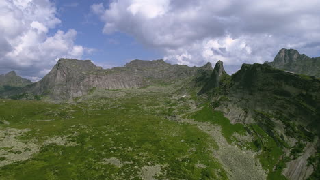 Berglandschaft-Unter-Klarem-Blauen-Himmel