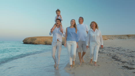 Big-Family-Walking-by-the-Sea