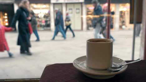 Frau-Trinkt-Kaffee-Am-Fenster-Im-Café