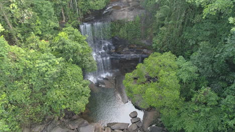 Landung-In-Der-Nähe-Eines-Wasserfalls-Im-Dschungelwald