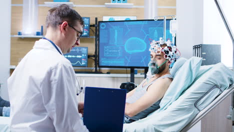 Patient-In-Einem-Neurologischen-Zentrum,-Der-Ein-Headset-Zum-Scannen-Von-Gehirnwellen-Trägt