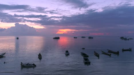 Weißes-Boot,-Silhouette-Gegen-Sonnenuntergang