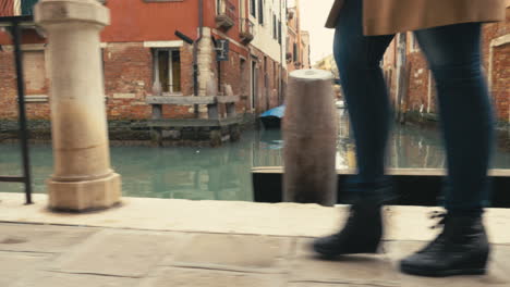 Mujer-En-Venecia-Caminando-Por-El-Canal