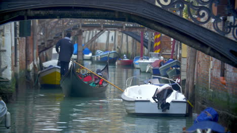 Góndola-Navegando-Por-El-Canal-De-Agua-En-Venecia,-Italia.