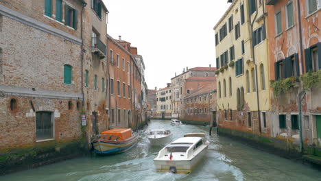 Motorboote-Segeln-Auf-Dem-Kanal-In-Venedig
