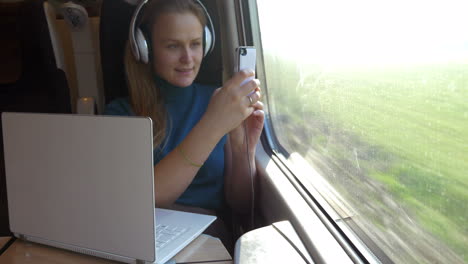 She-is-never-bored-during-the-trip
