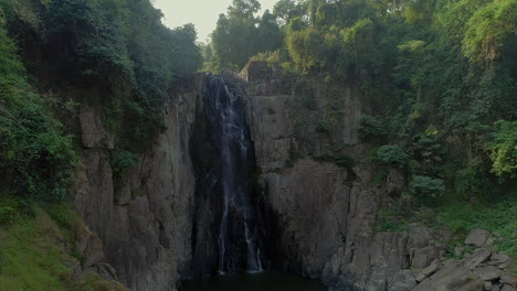 Wasserfall-Im-Bezaubernden-Dschungel