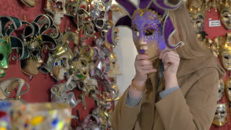 Woman-in-the-store-of-Venetian-masks
