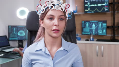 Patientin-Mit-Headset-Zur-Gehirnwellenuntersuchung