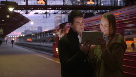 Man-and-woman-with-pad-at-the-station