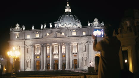 Mujer-Usando-Tablet-Pc-Para-Capturar-La-Basílica-De-San-Pedro.